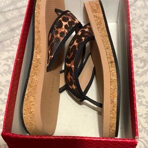 New in box Kelly & Katie Vonvie Sandal Leopard Print Women's Sandals size 9